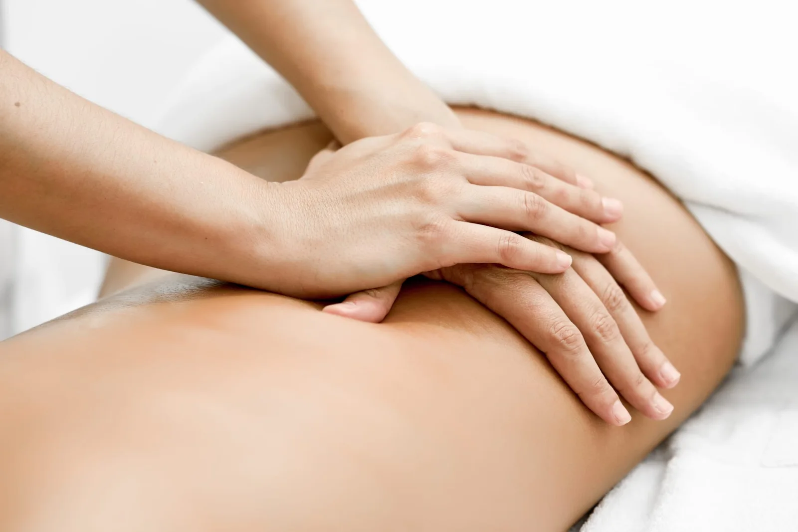 Massage mit aufliegenden Händen auf dem Rücken